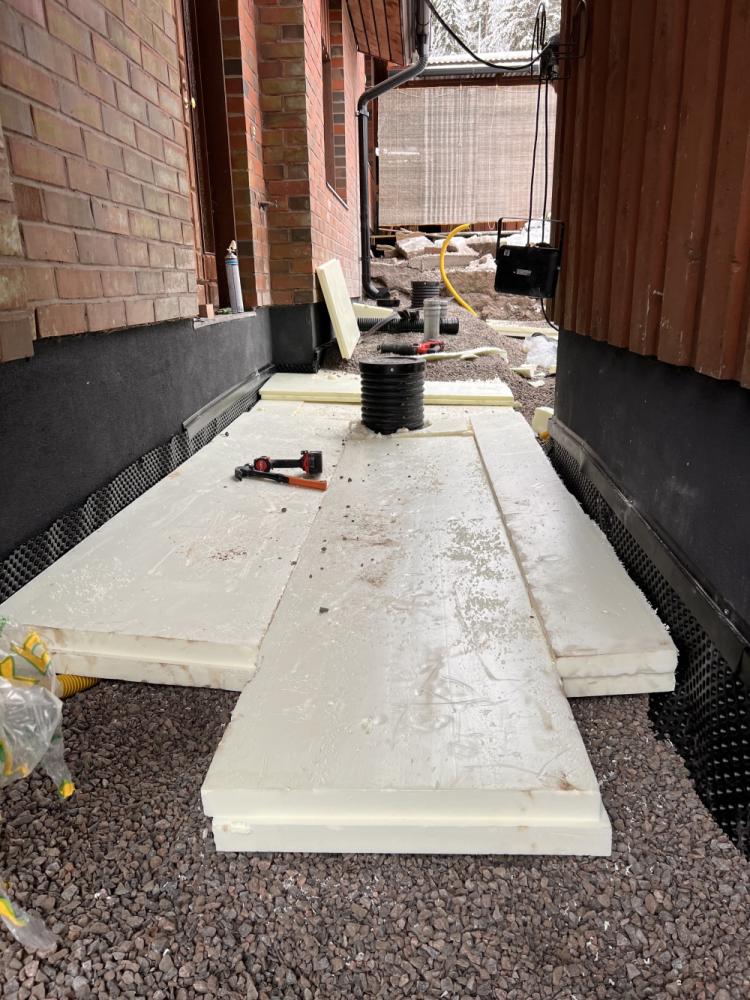 Salaoja-ja sadevesijärjestelmän uusiminen paritalokiinteistöön