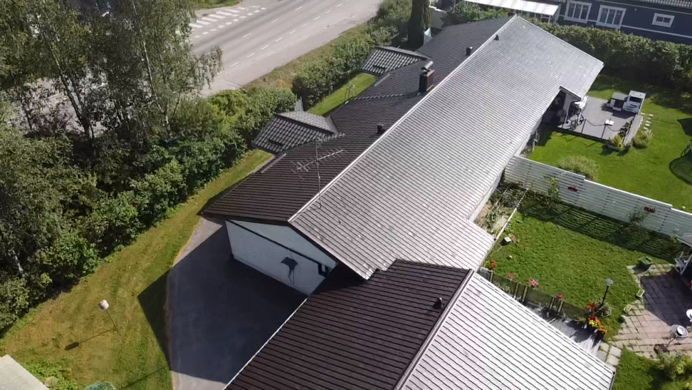 Peltikaton maalaus Vantaalla