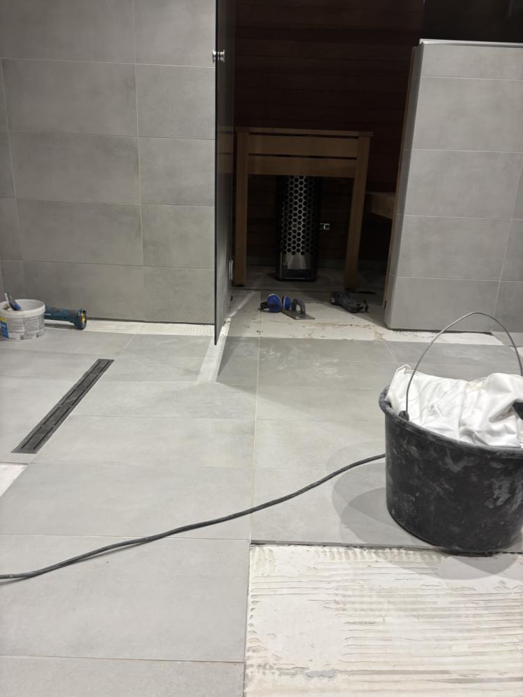 Kylpyhuone isot lattiakaakelit