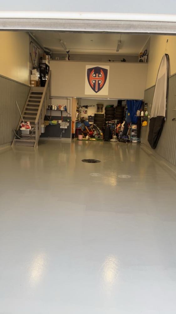 Autohallin epoksilattia