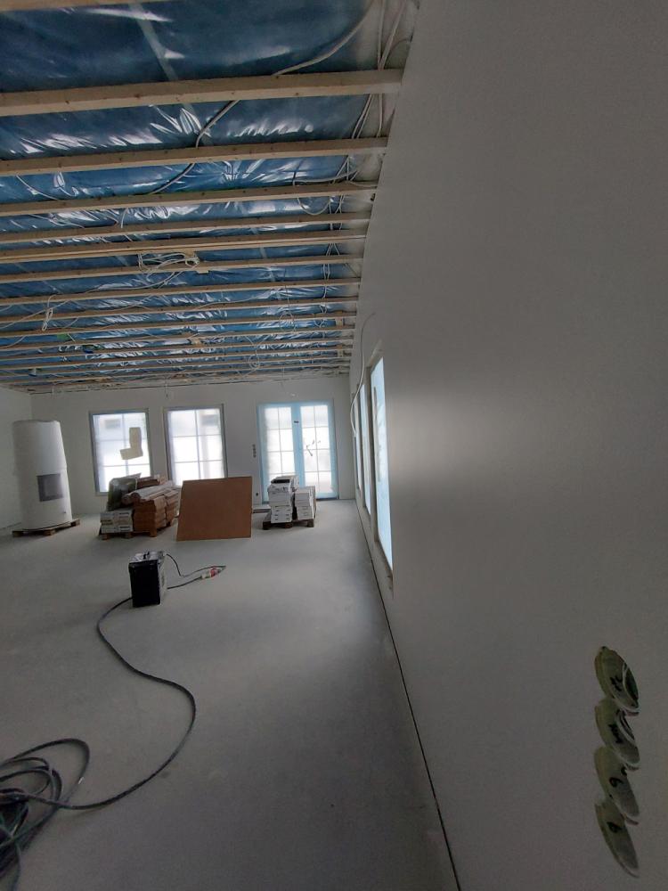 Uudisomakotitalon tasoitus- ja maalaustyöt