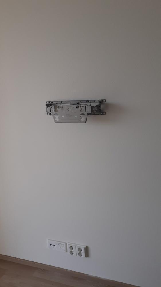 TV:n seinäkiinnitys ja asennus asiakkaan olohuoneeseen