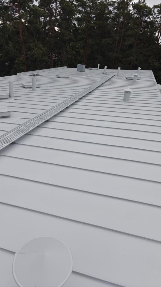 Kerrostalon peltikaton pesu ja maalaus