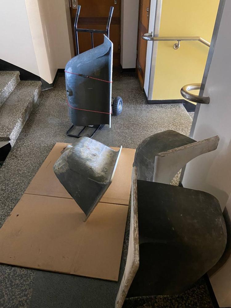 Vanhan valurautakylpyammeen paloittelu ja kuljetus Sortti-asemalle