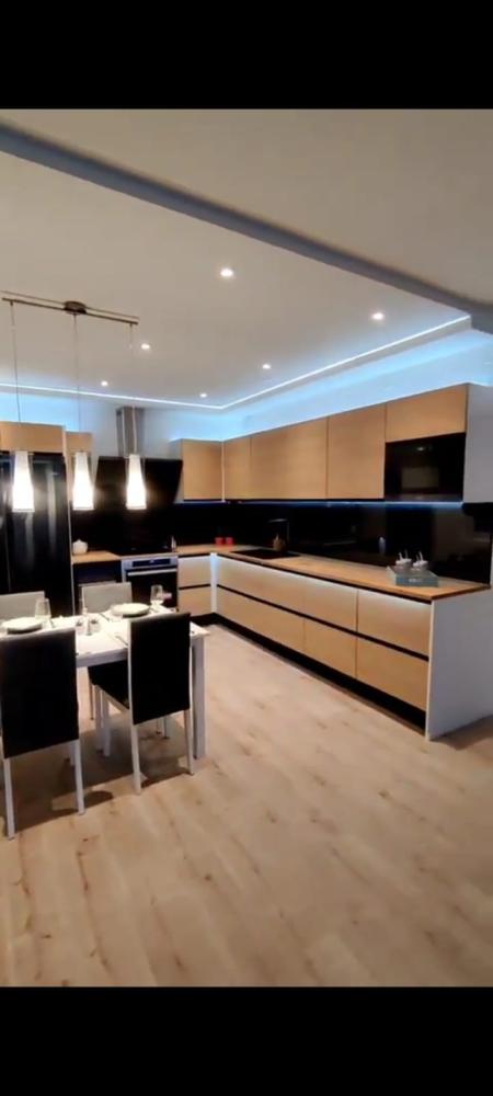 Keittiön laaja remontti. väliseinän purku ja alakatto koteloineen ja ledvaloineen.