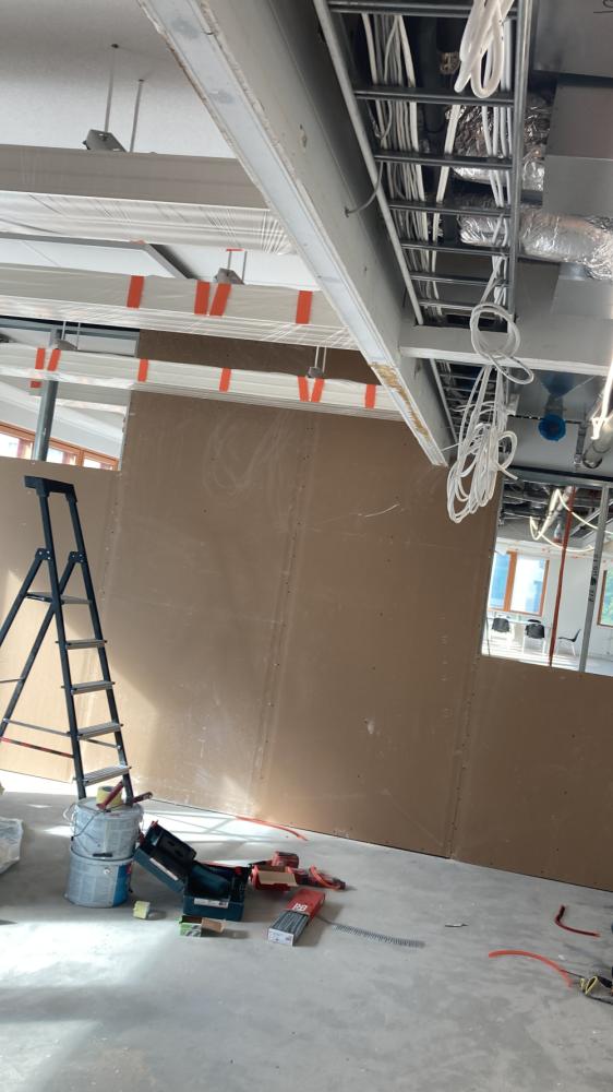 Väliseinien pystyttäminen.