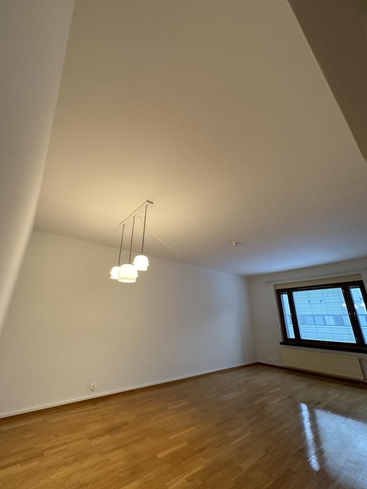 Vanhan talon (1940-luku) katon halkeamien korjaus ja maalaus, 200 m²