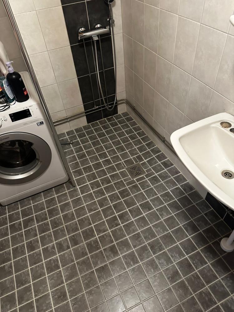 Suihku nurkan lattia saumojen uusinta