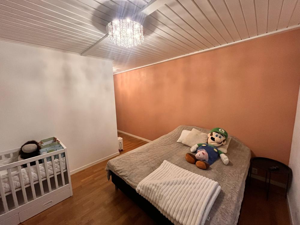 Makuuhuoneen sekä vaatehuoneen kevyt pintaremontti. Samalla sähköremontti.