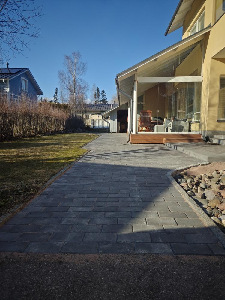 95m2 käytävä kiveys ja betoniportaiden asennus