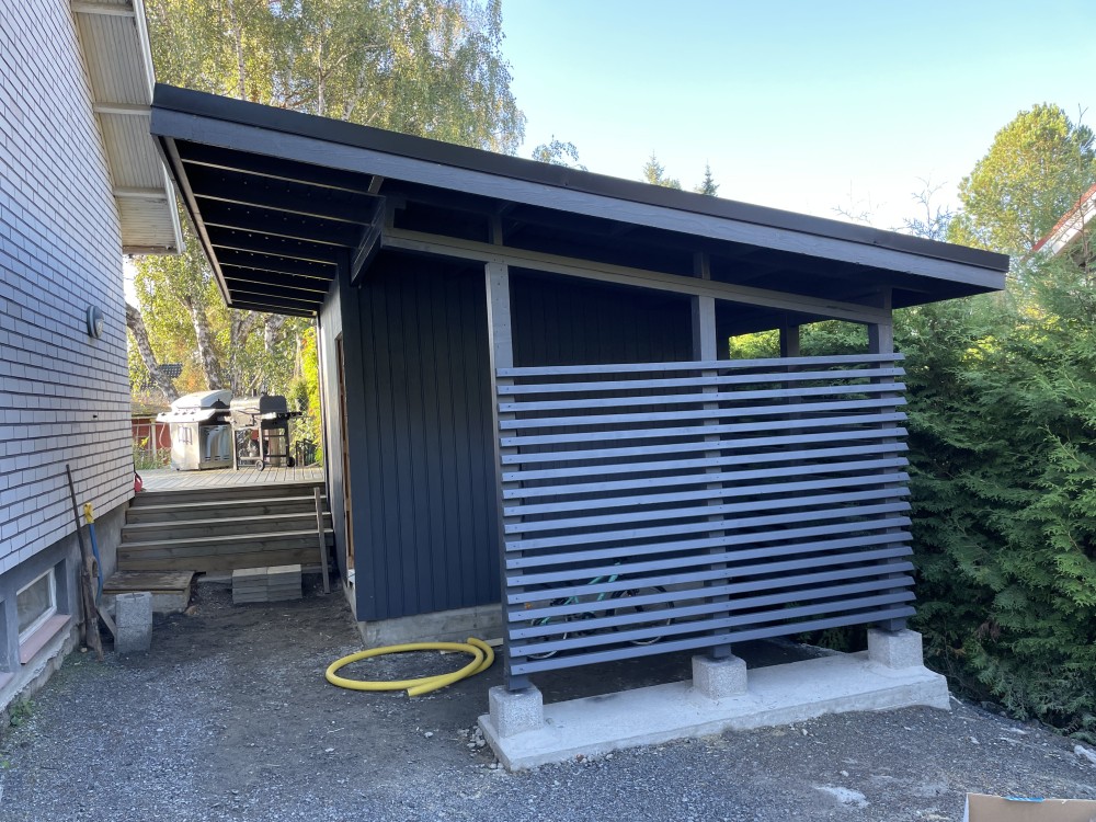 Varaston/pyöräkatoksen rakentaminen