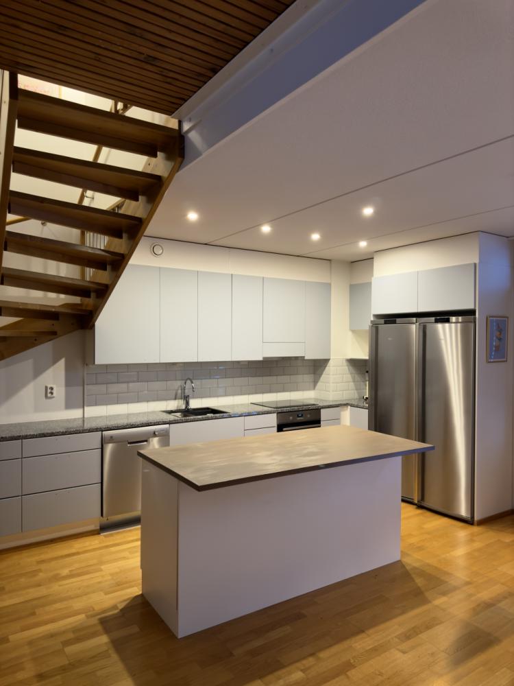 Paritalon keittiönkaapin ovet + saarekkeentaso + eteisen kaappi