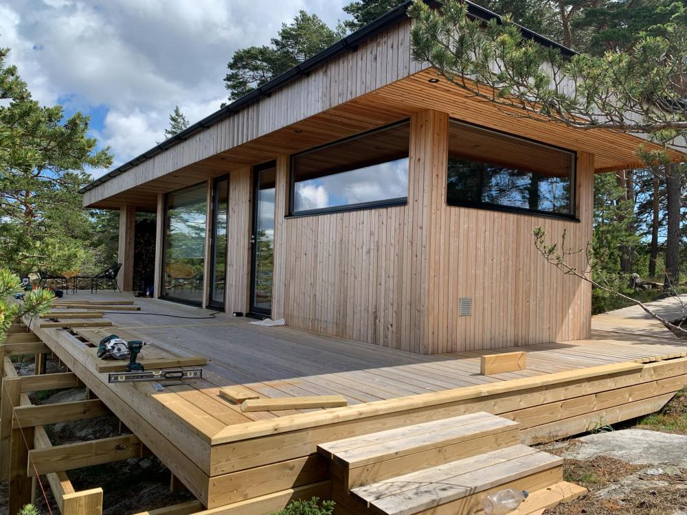 Julkisivun panelointi ja terassin rakennus