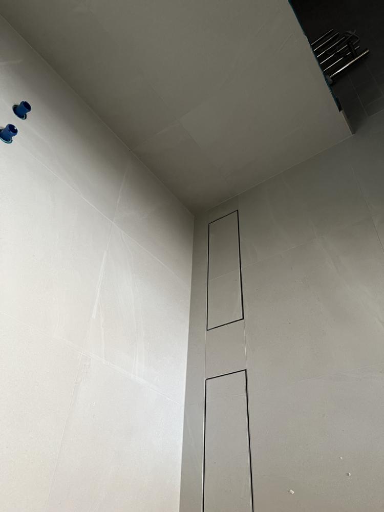 Kylpyhuoneen laatoitus uudiskohteessa, OKT