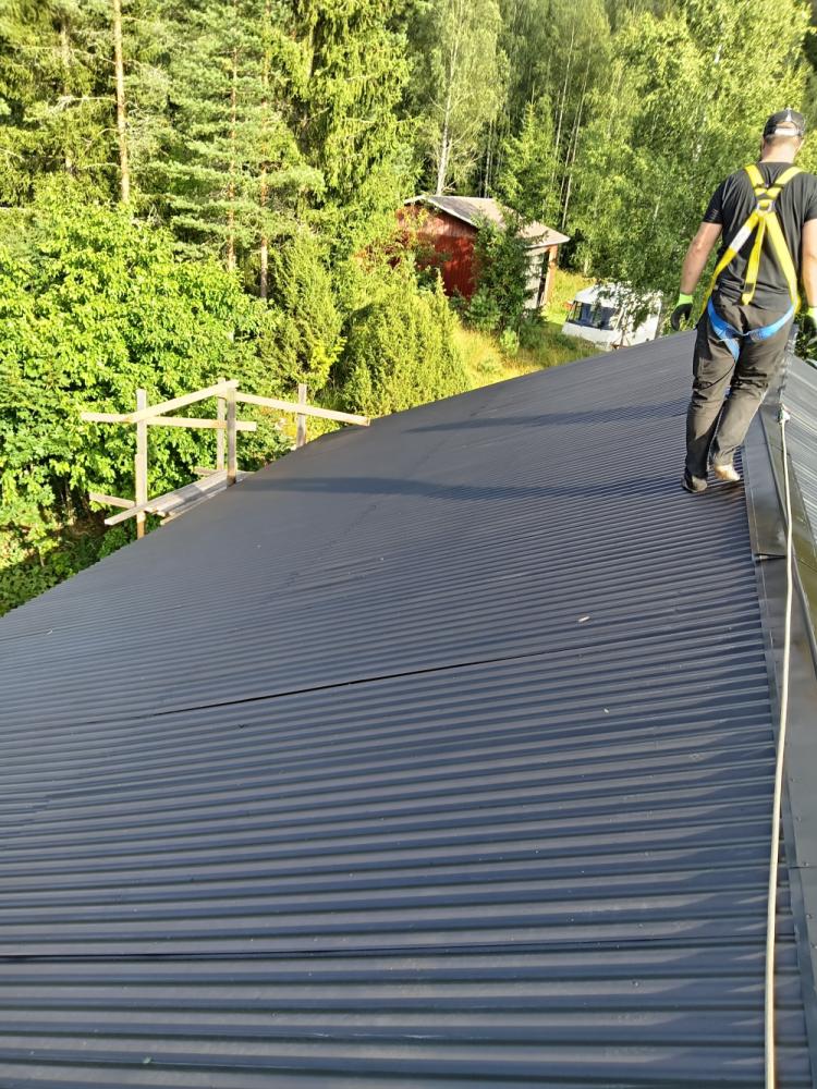 Vanhan ja ruostuneen navetan katon perusteellinen huolto ja pinnoitustyö