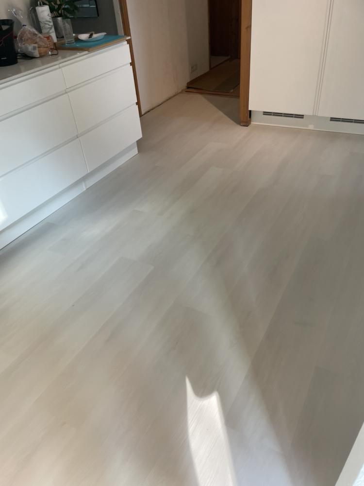 Lattian tasoitusvalu + vinyylilankun asennus 20m2