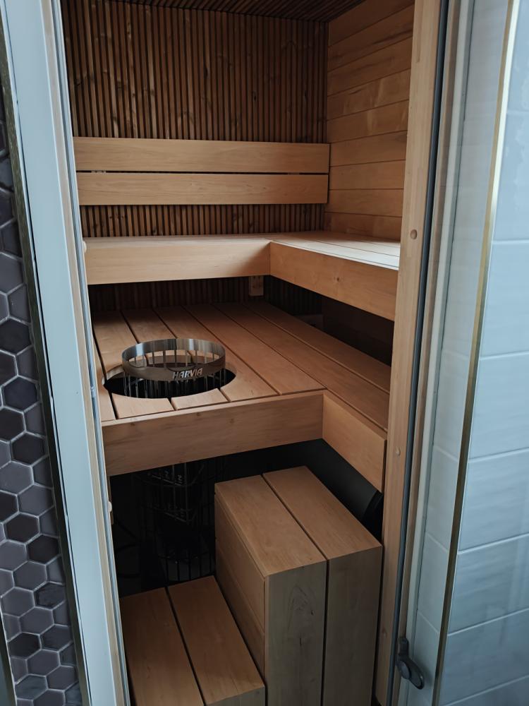 Saunan panelointi ja lauteiden teko