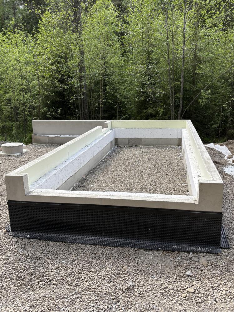 Autotallin perustukset