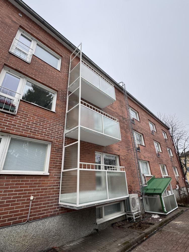 Parvekkeiden perus korjaus ja katoksen rakennustyöt