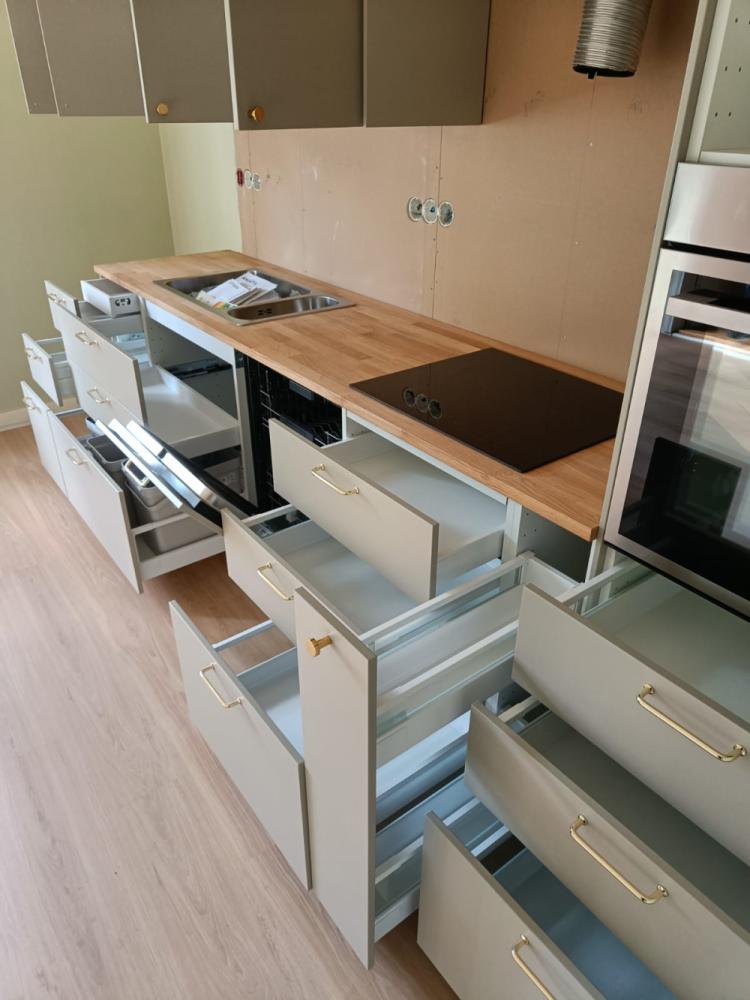 Keittiön uusiminen ja uuden laminaatin asennus