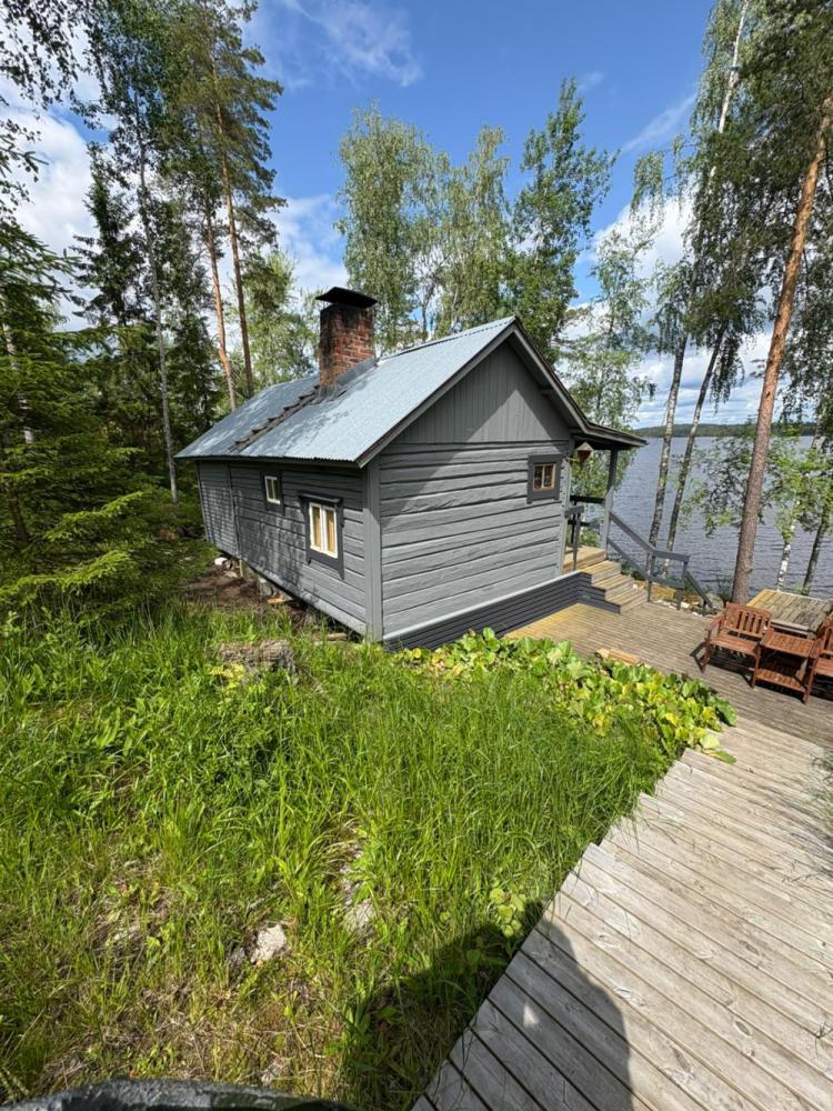 Saunamökin värinvaihto maalaus