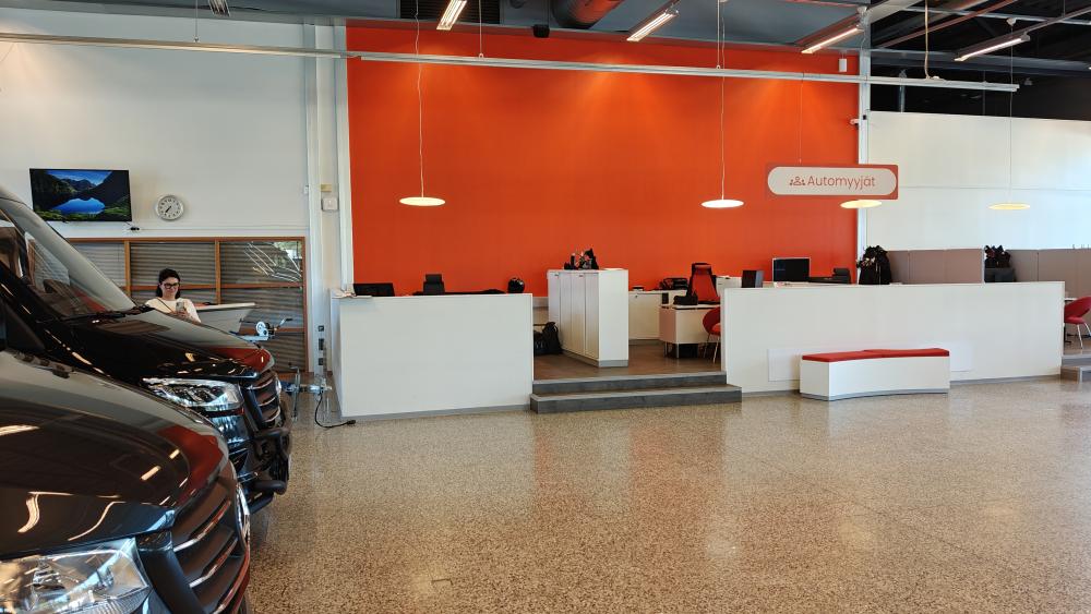 Seina maalaus Pori. Autoliike