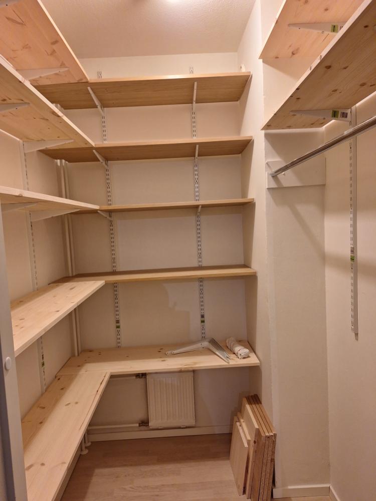 Vaatekomeron hyllyt liimapuulevystä kiskoille.