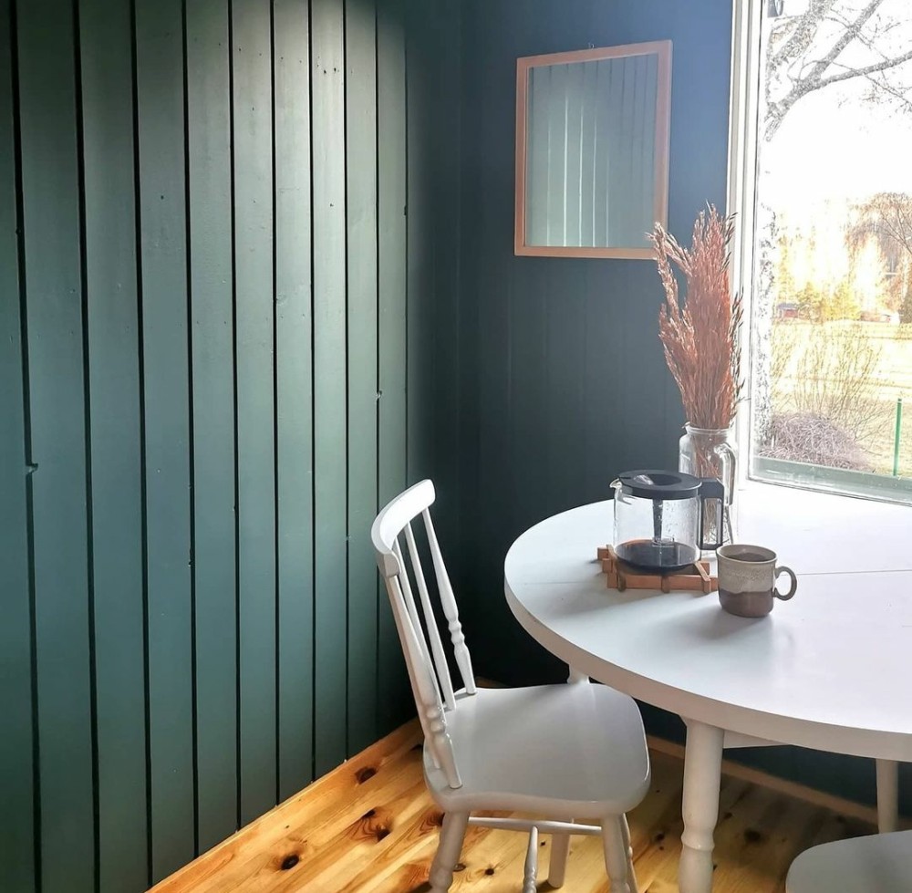 Mökin paneelien maalaus