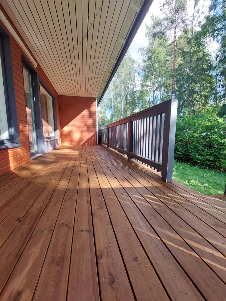 Rivitalohuoneiston katon, seinien ja terassien pintakäsittelyt.