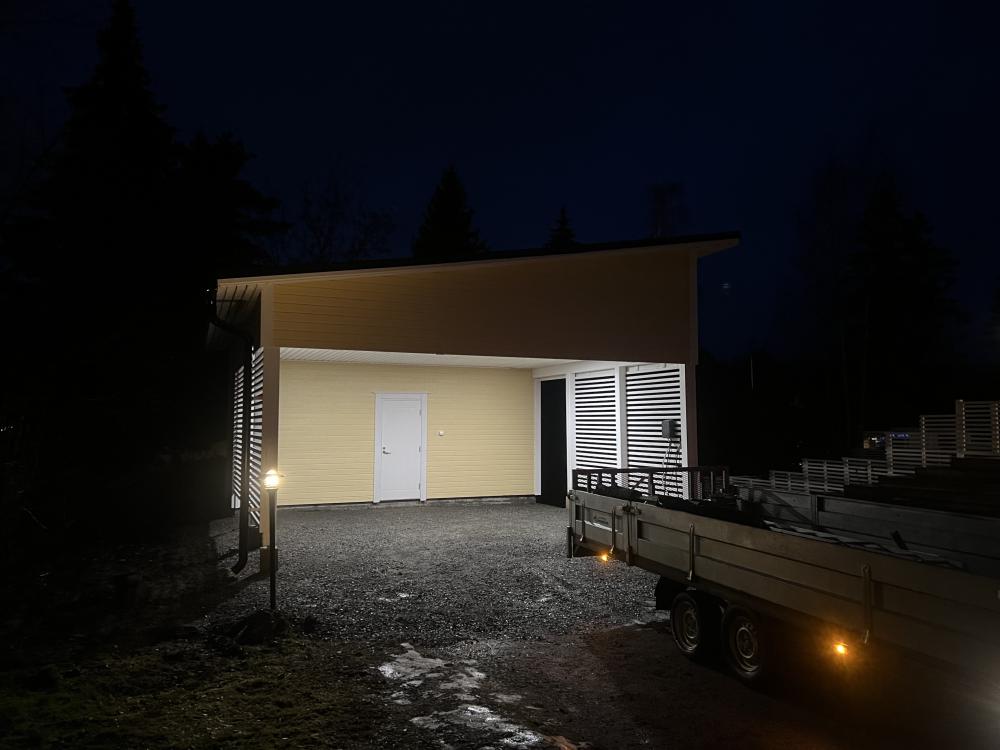 Kahden auton varastollinen katos