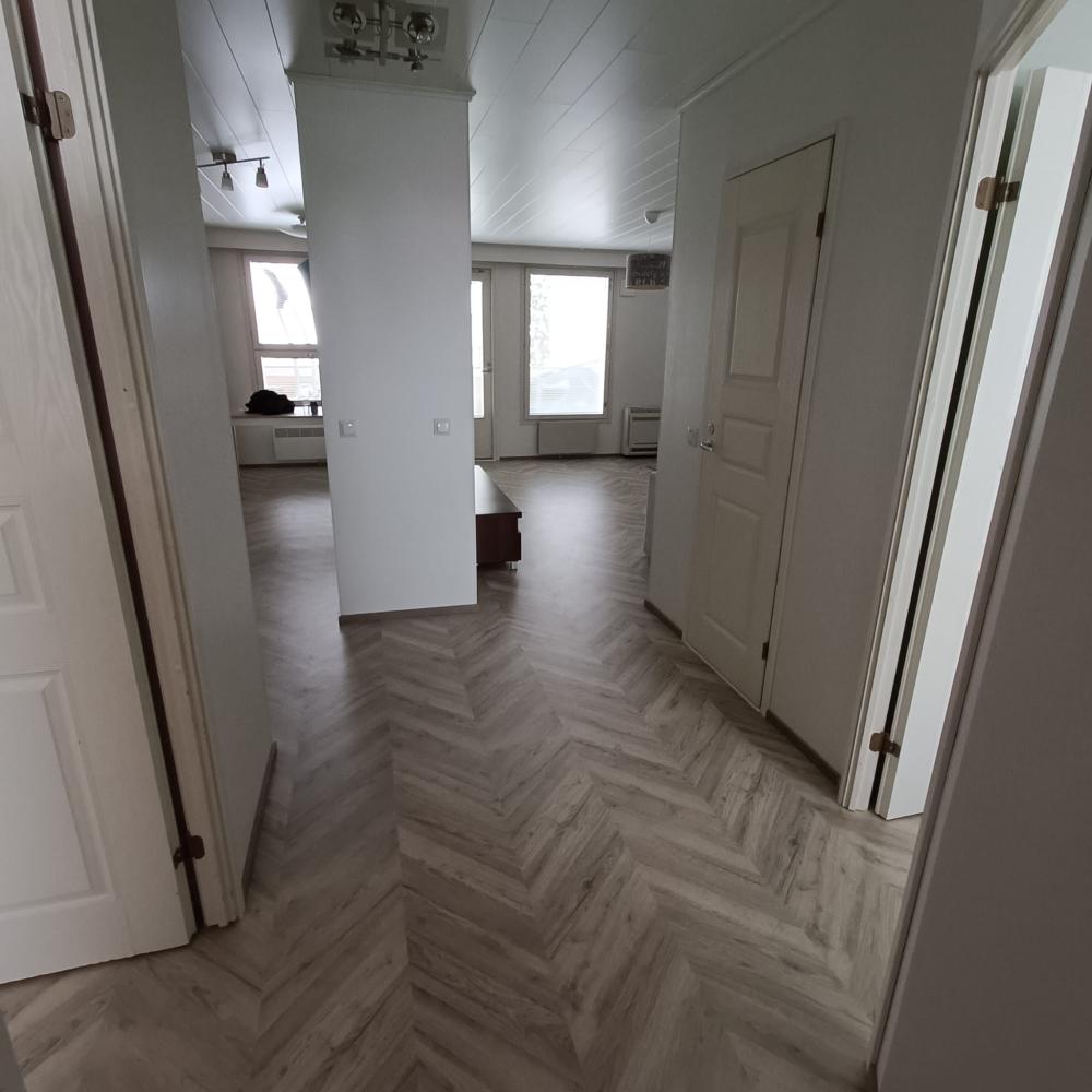 Laminaattilattian ja listojen asennus