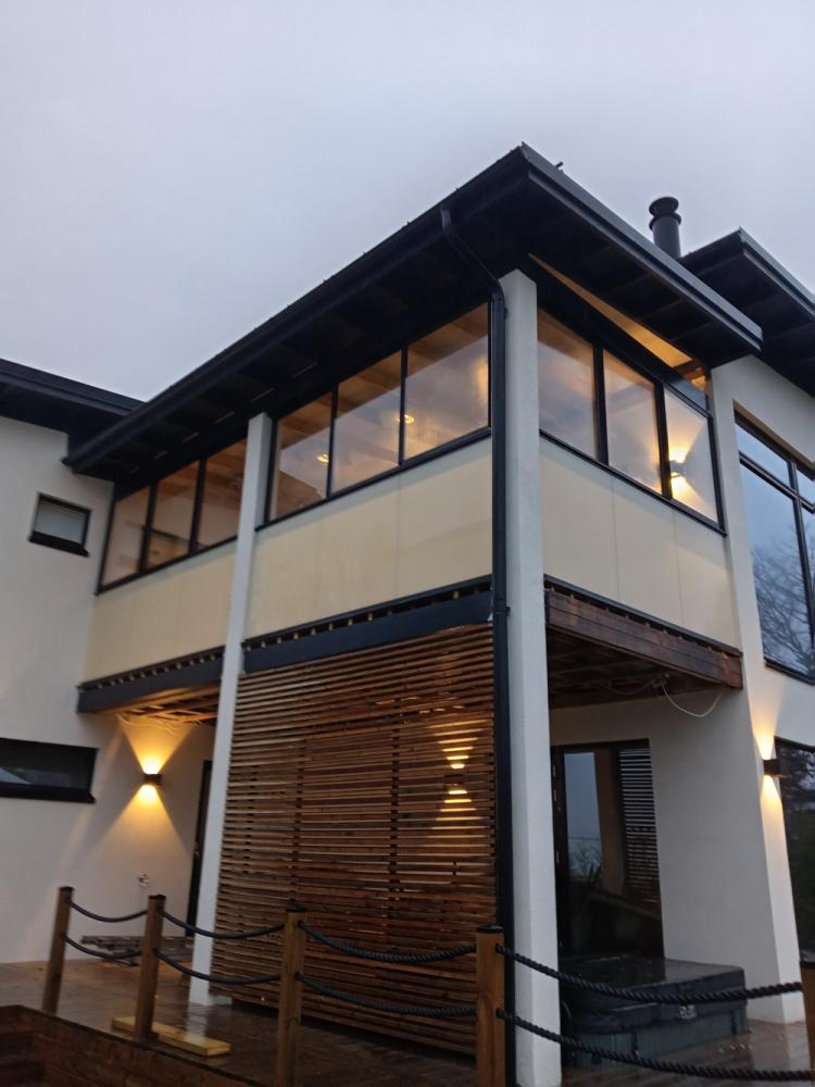 Parvekelasit ja kaiteet