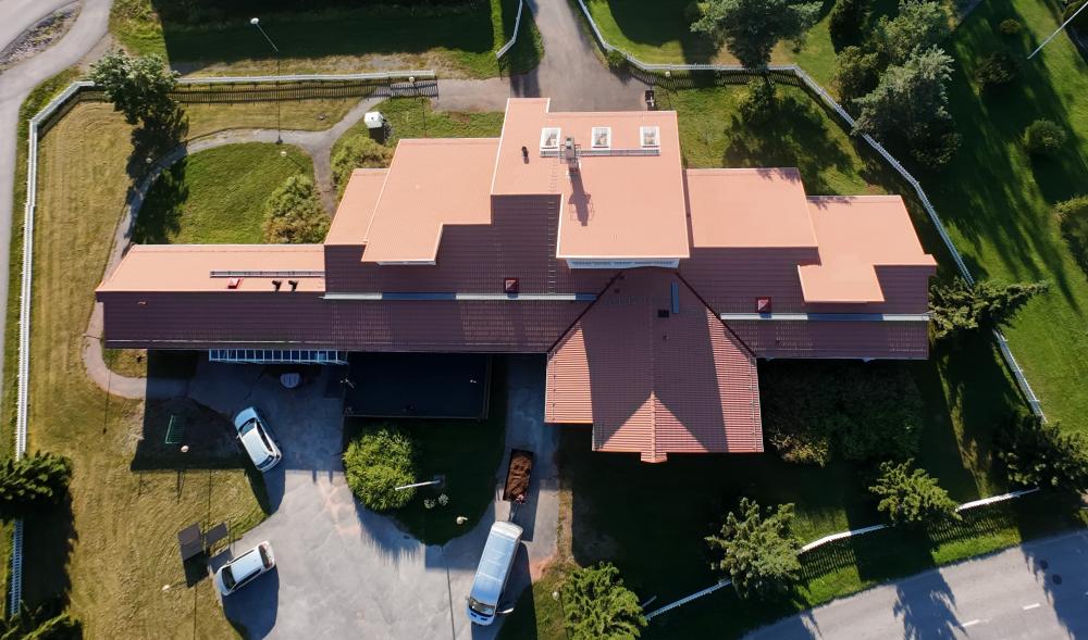 Palvelutalon katon pesu ja kattohuolto