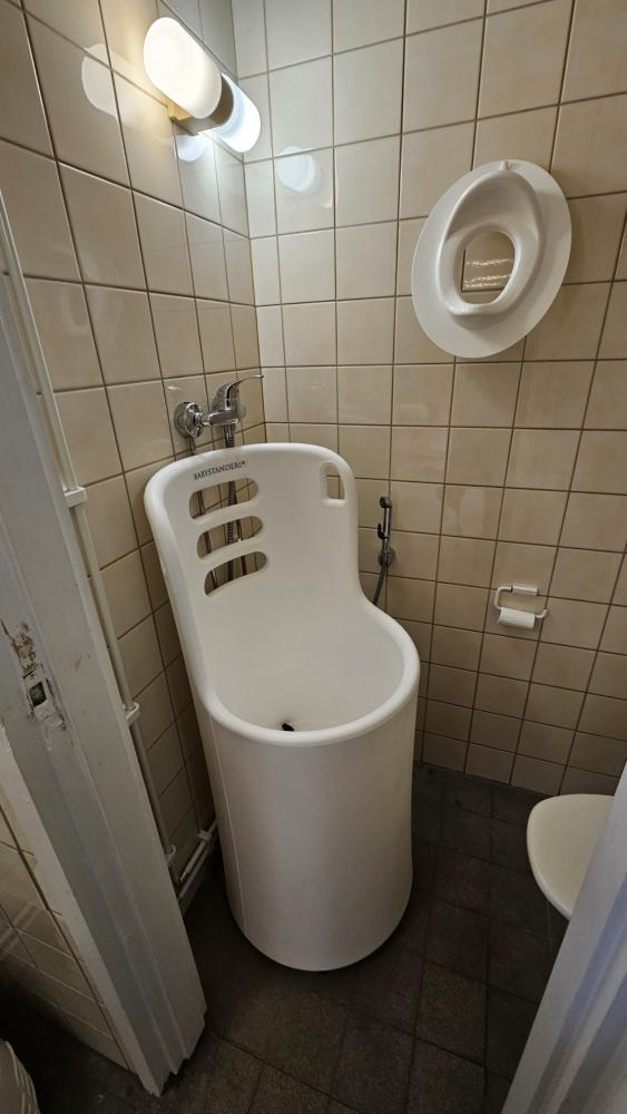 Babystanderin ja suihkusekoittajan asennus ryhmäperhepäiväkotiin.