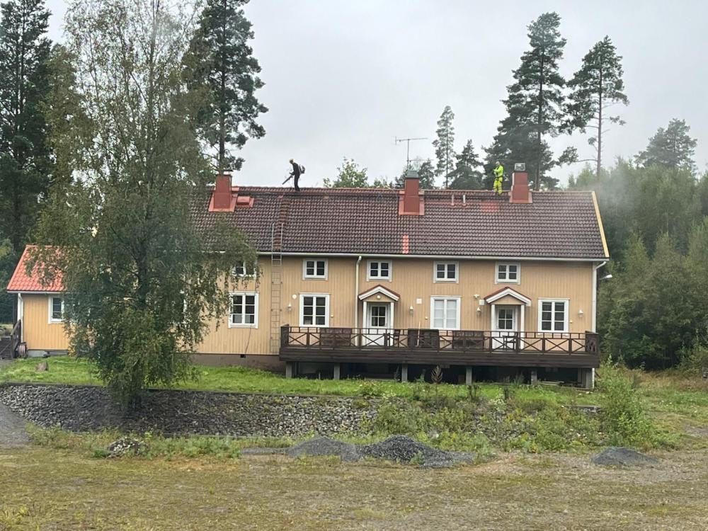 Tiilikatto  pesu ja maalaus.