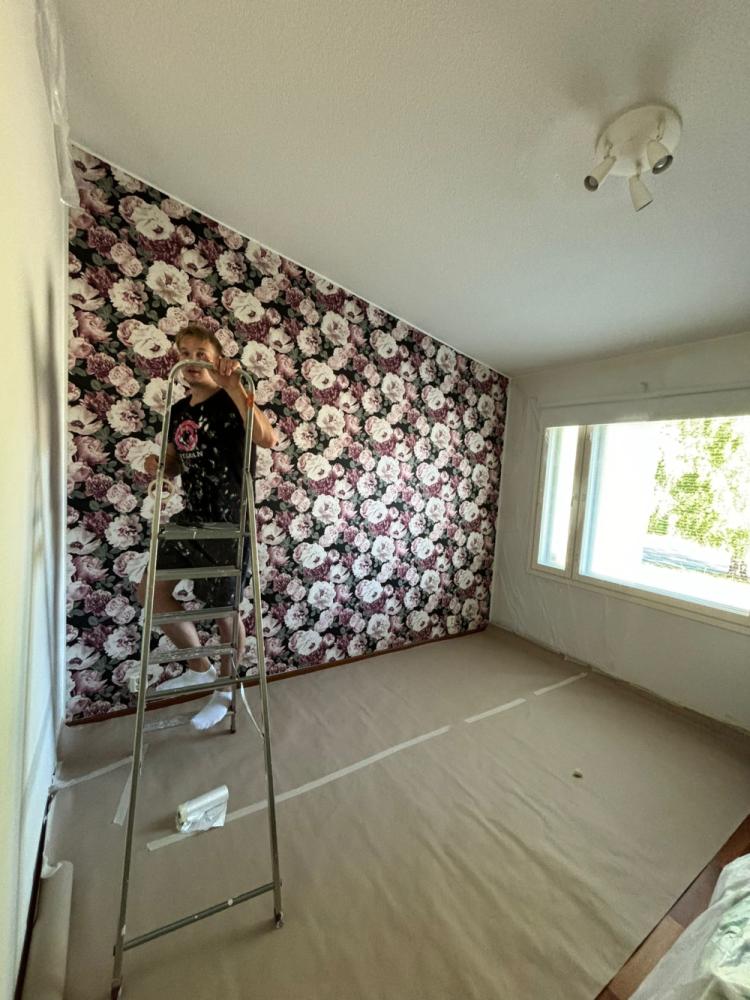 Tapetin poisto, tasoitus ja maalaus.