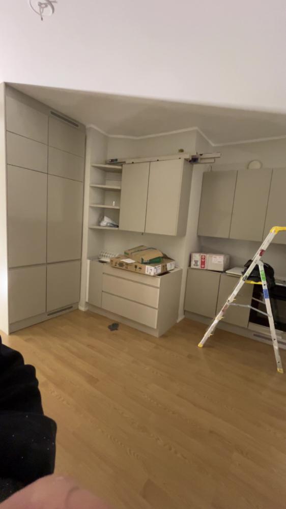 Charmia keittiön asennus ja asunnon pintaremontti.