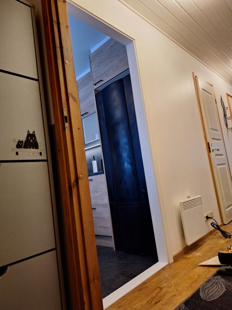 Vinyylilankun asennus keittiöön sekä karmien ja kynnyksen valmistus + peitelistoitus.