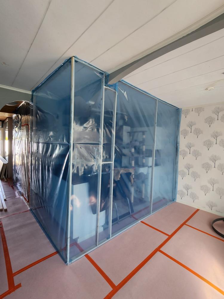 Teemme tarvittavat suojaseinät ja lattiasuojaukset huoneiston sisälle pölyn leviämiseen estämiseksi