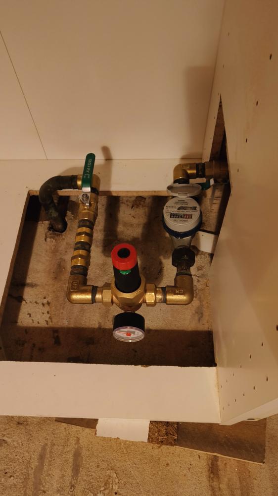 Omakotitalon käyttöveden venttiilien ja suihkujen uusiminen