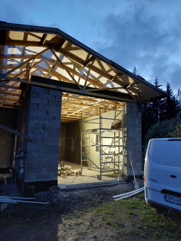 Harkkoautotallin esirappaus ja tasoitetyöt sisäpuolelta.