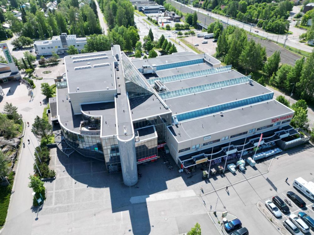 Sampotalo Hyvinkää – Vesikaton saneeraus ja peltityöt 6000 m²