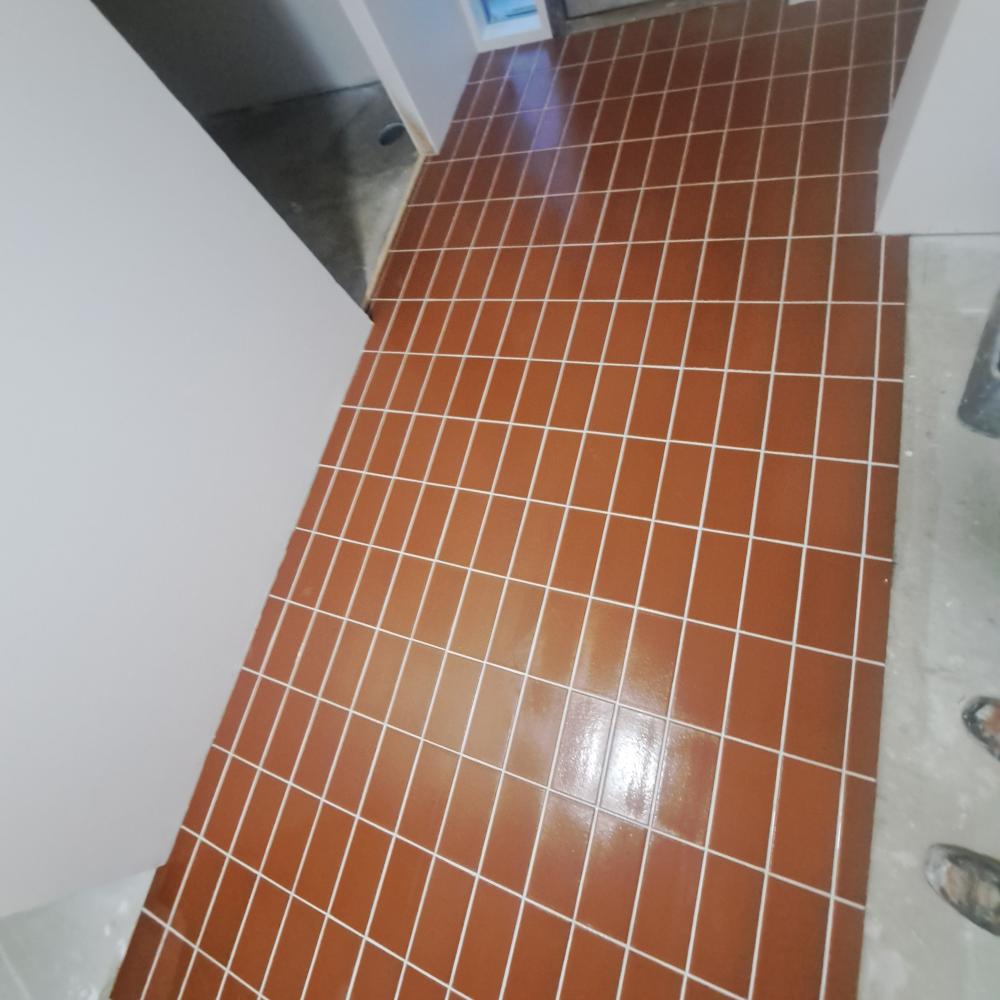 märkien tilojen korjaus, vedeneristys ja laatoitus