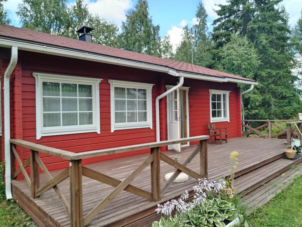 Kahden puutalon julkisivumaalaus.