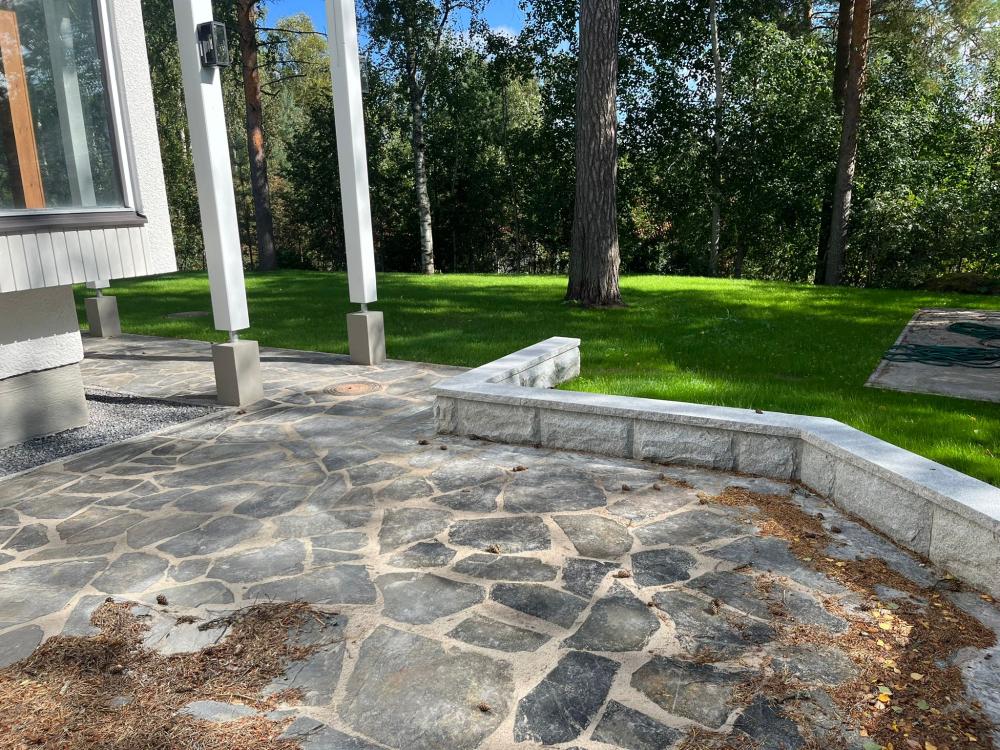 Liuskekivetys ja pihan nurmet