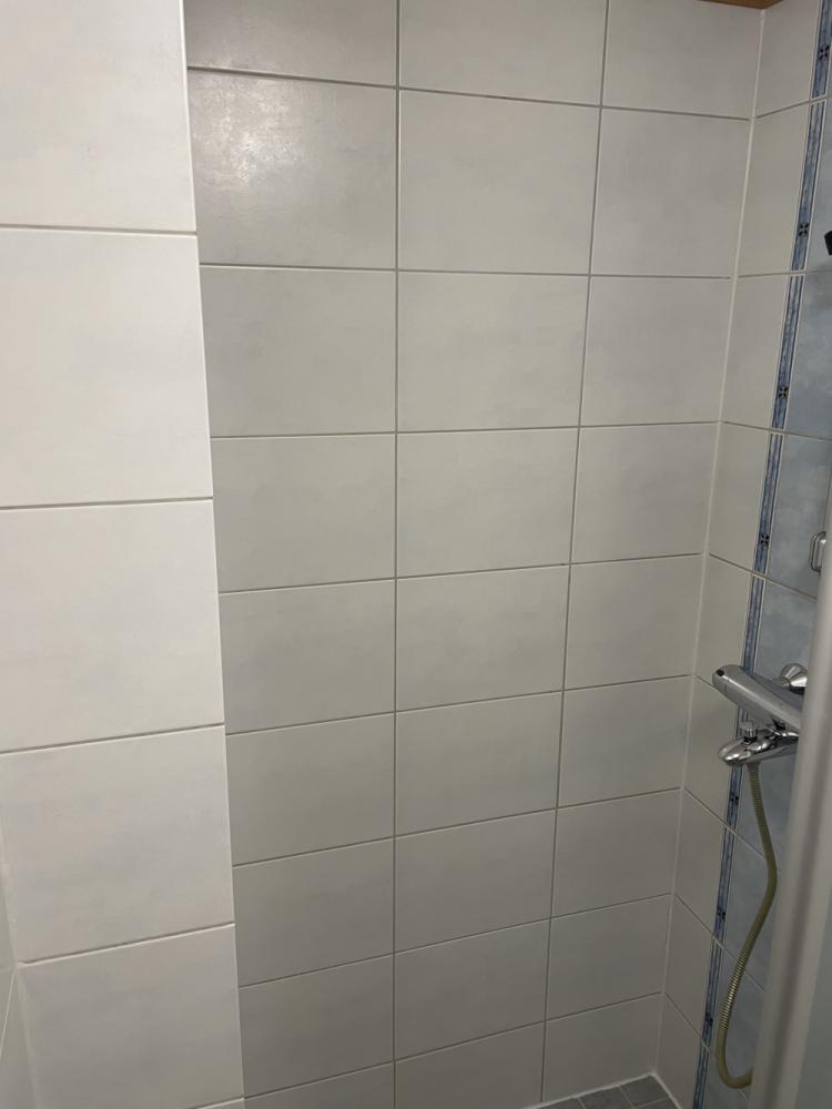 Kylpyhuoneen silikonisaumojen vaihto