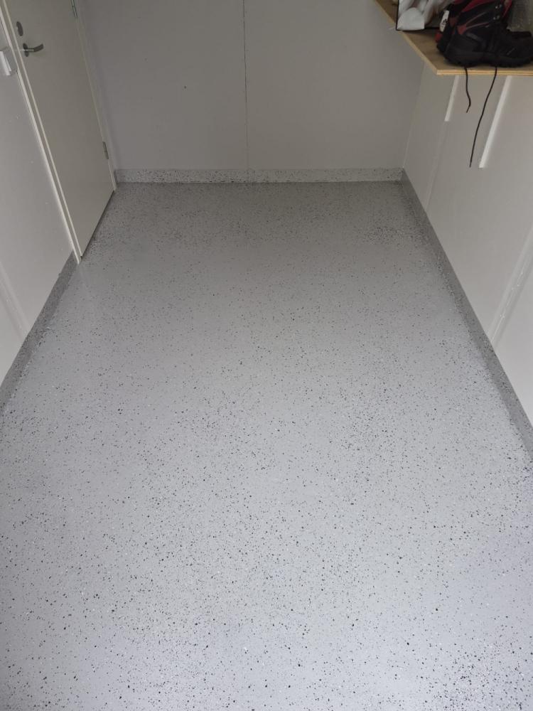 Talli+varasto epoksilla