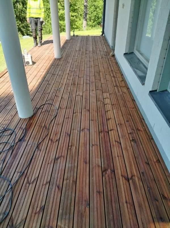 Sisäänkäynnin terassilaudoitus