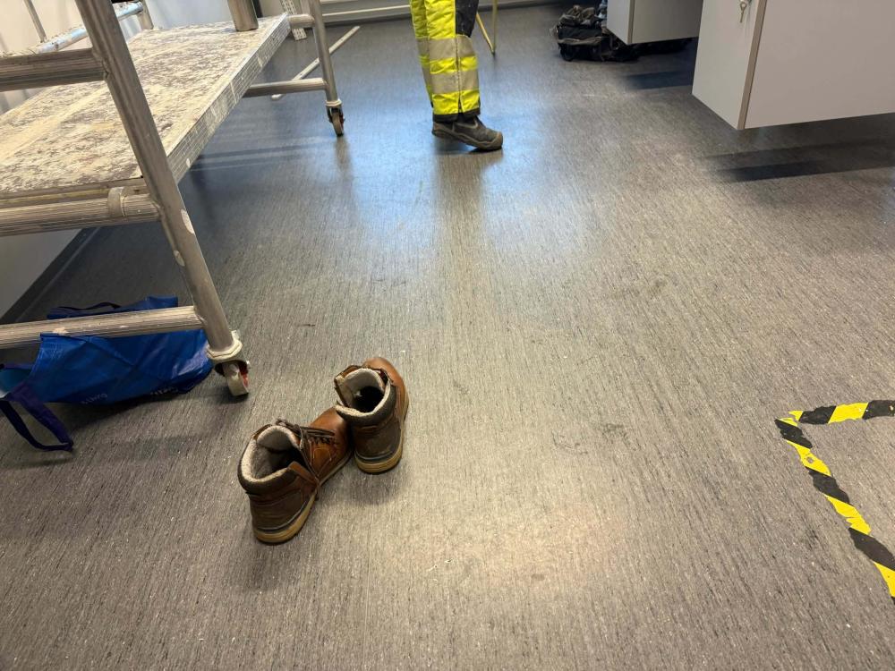 Toimistotilan muovimaton peruspesu ja suojaava vahaus