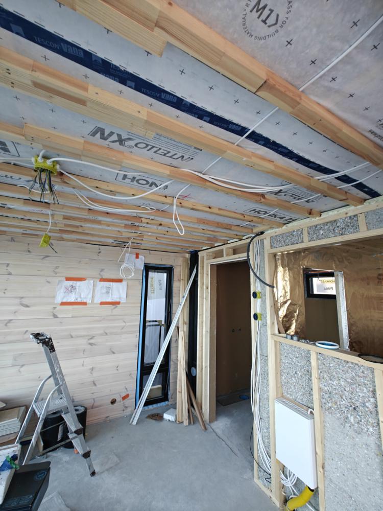 Hirsisaunarakennuksen sähköurakka